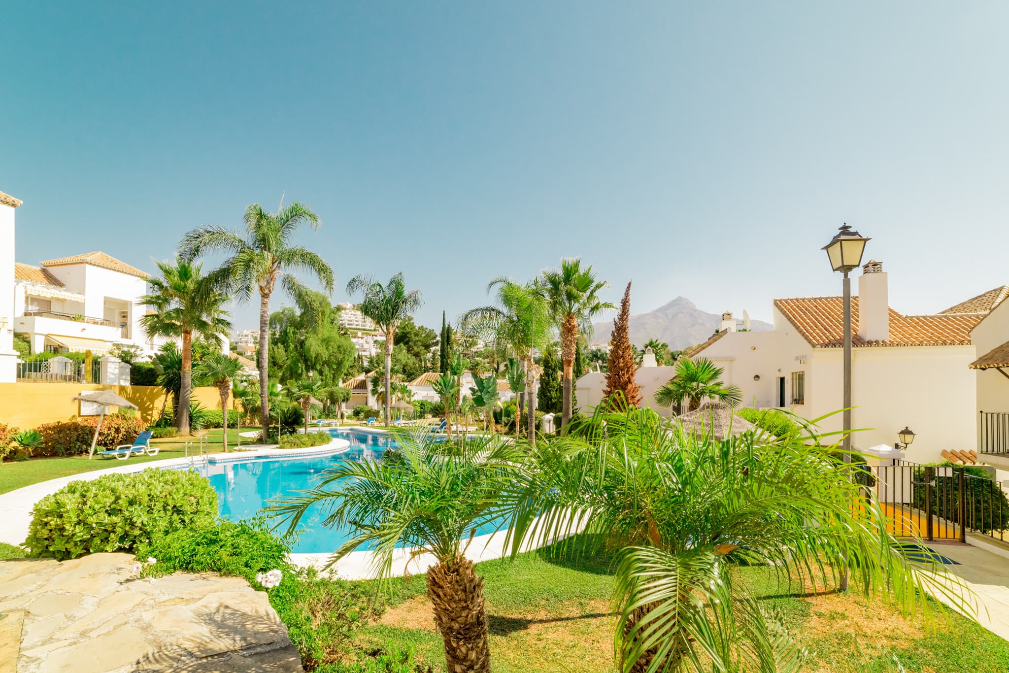 Cozy 2 Bedroom Apartment with Amazing Views in Nueva Andalucia - Image 2