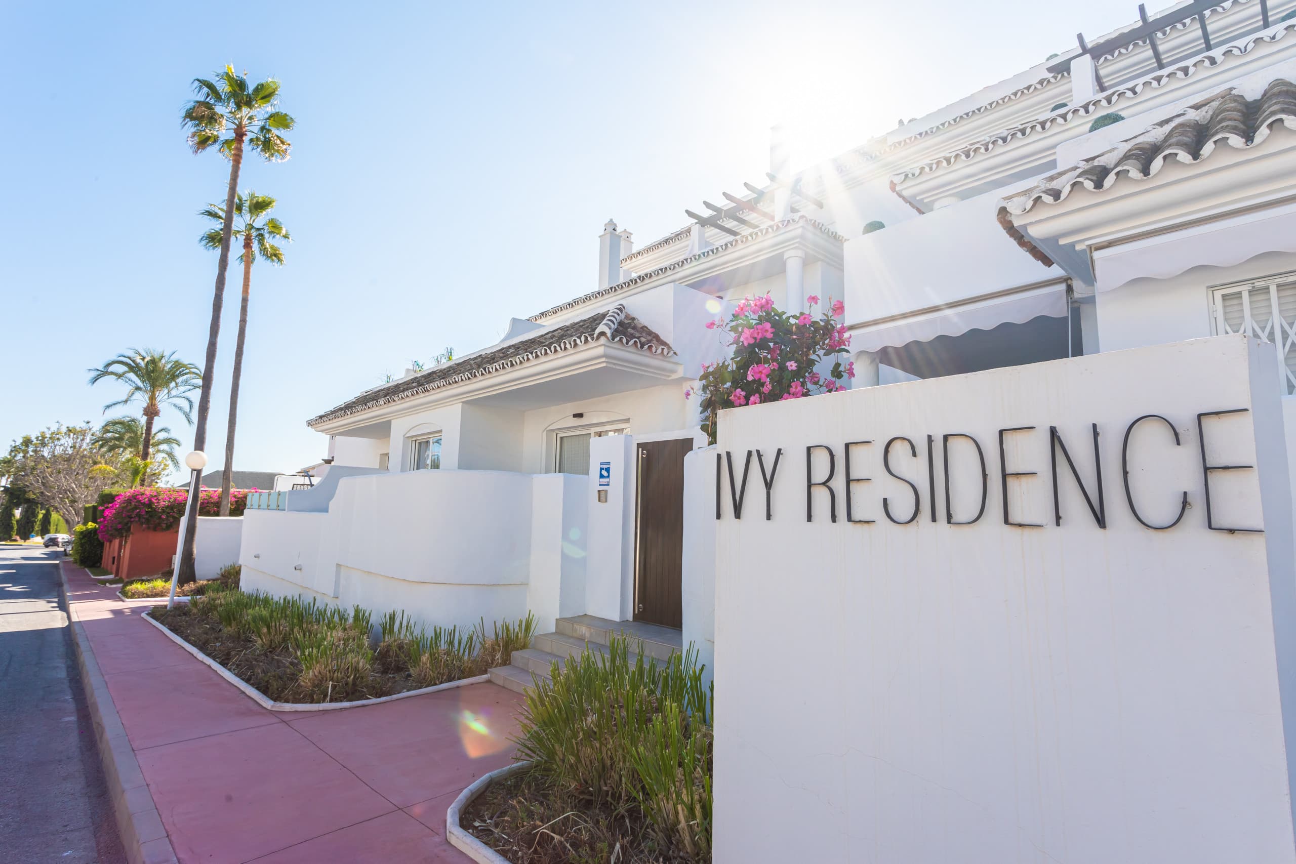 Stylish 3 Bedroom Apartment at the Heart of Nueva Andalucia Close to Centro Plaza - Image 1