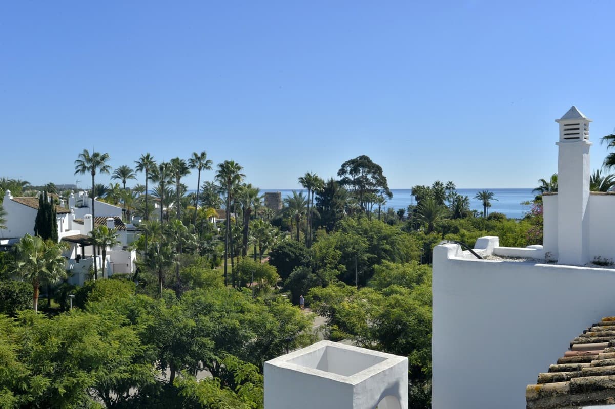 Stunning Penthouse Just Footsteps Away from Estepona's Beaches - Image 4