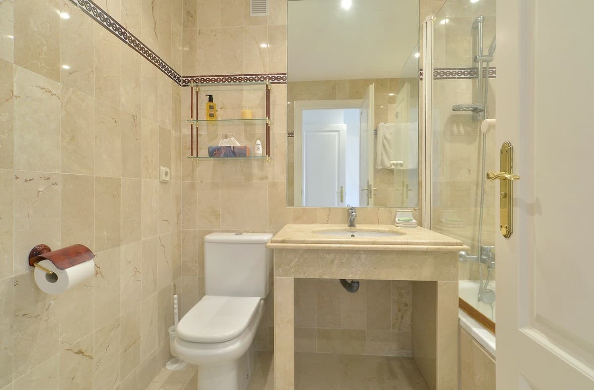 Stunning Penthouse Just Footsteps Away from Estepona's Beaches - Image 5
