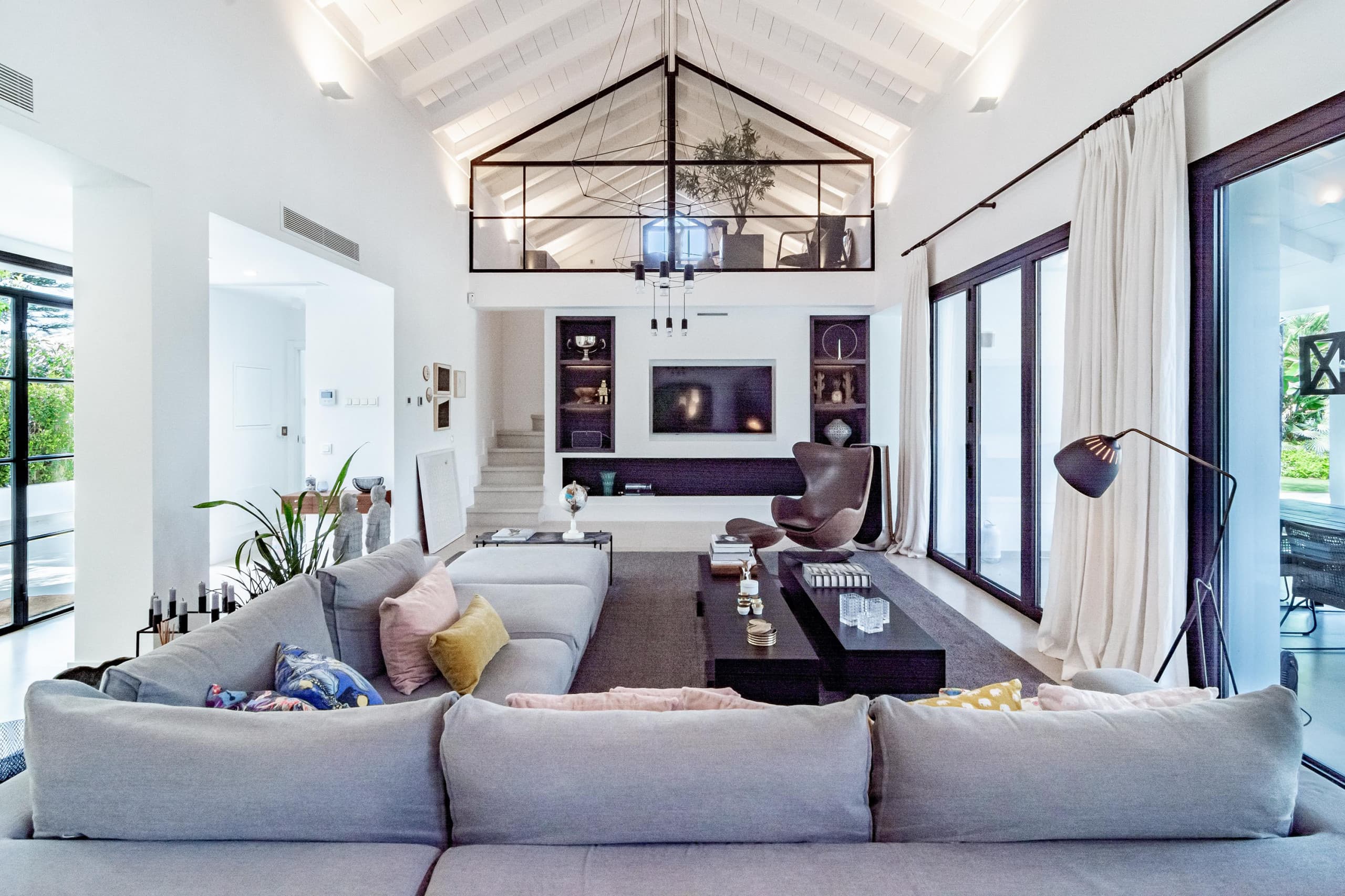 Captivating Chic Villa in the heart of Nueva Andalucia and walking distance to Puerto Banus - Image 7