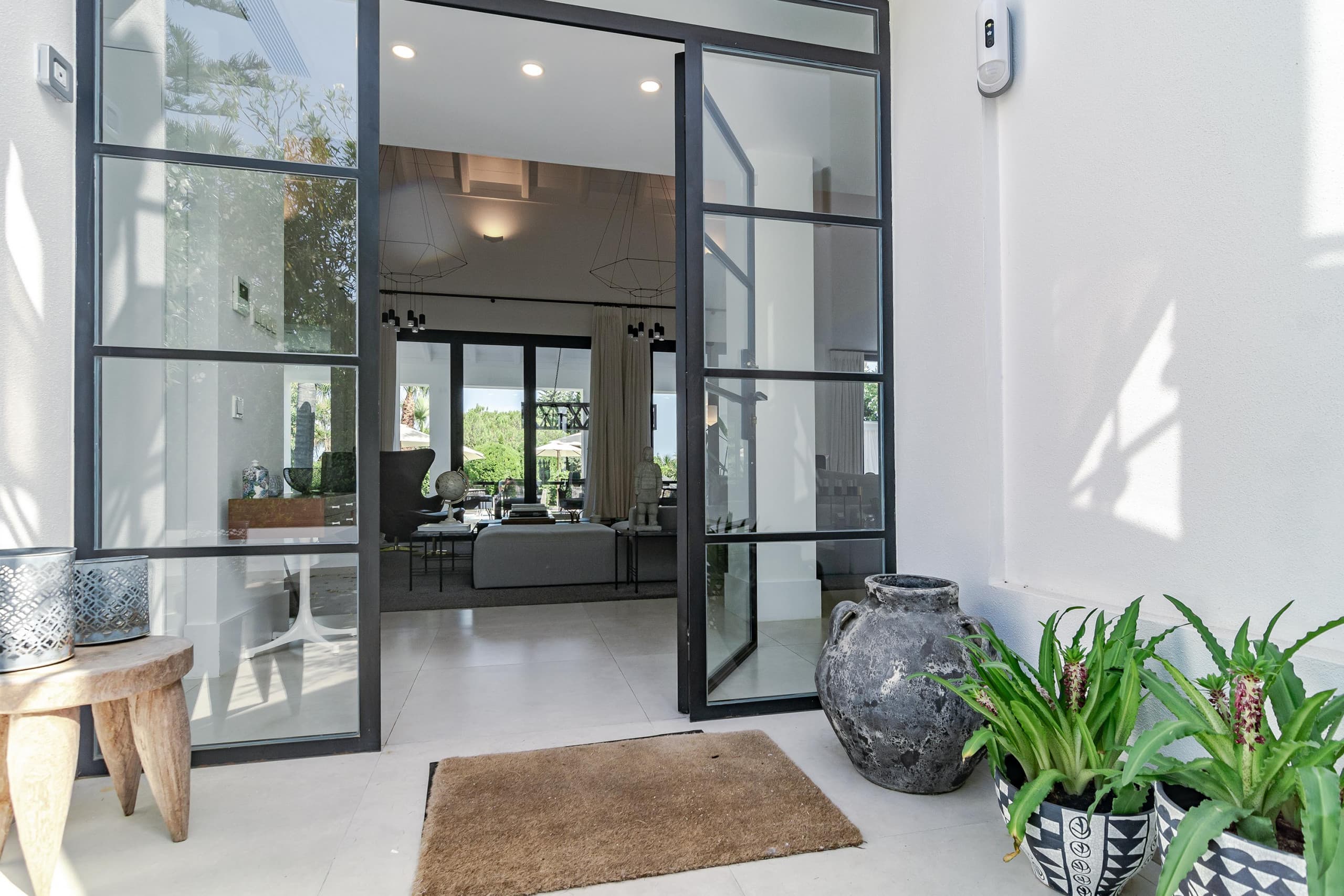 Captivating Chic Villa in the heart of Nueva Andalucia and walking distance to Puerto Banus - Image 4
