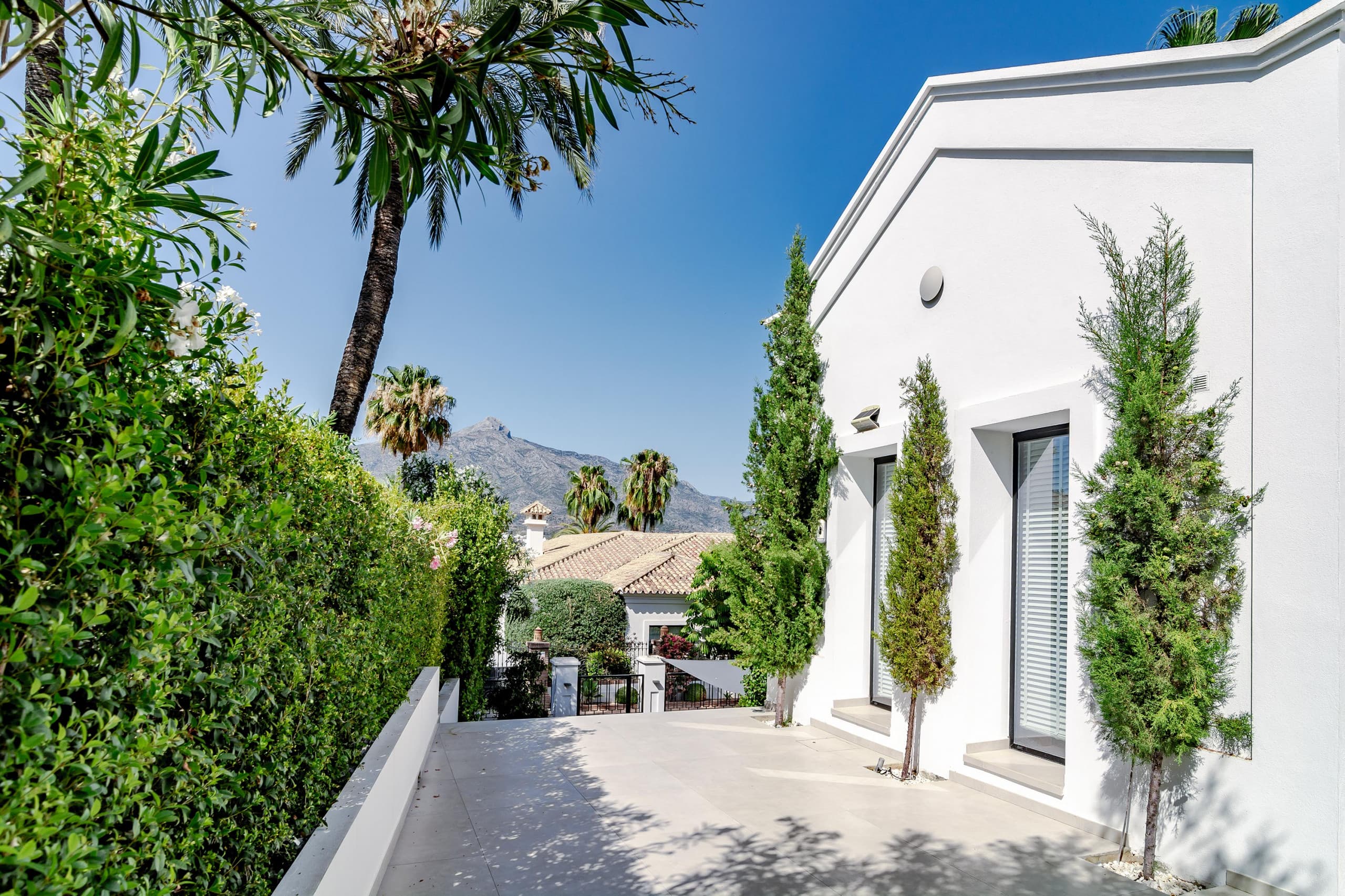 Captivating Chic Villa in the heart of Nueva Andalucia and walking distance to Puerto Banus - Image 6