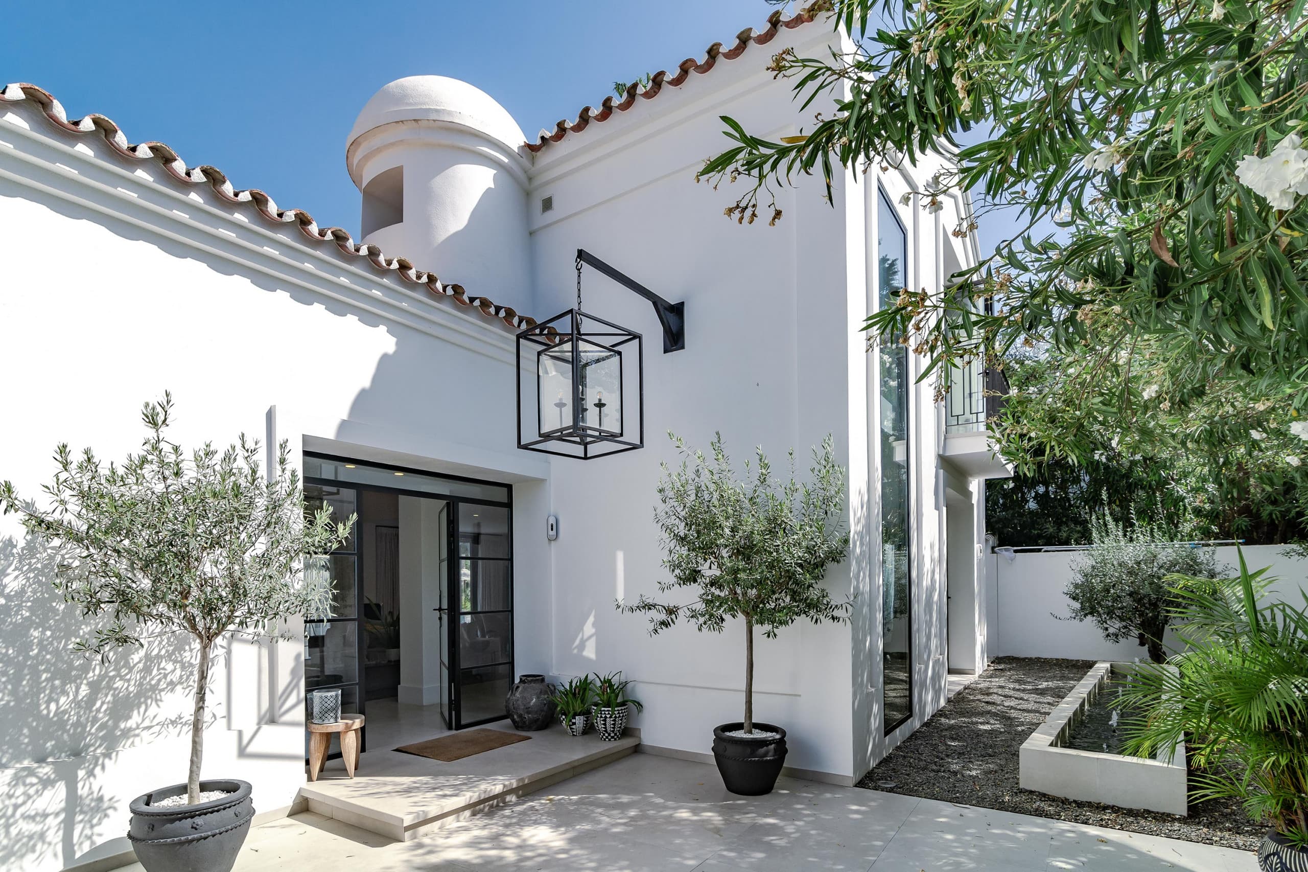 Captivating Chic Villa in the heart of Nueva Andalucia and walking distance to Puerto Banus - Image 5