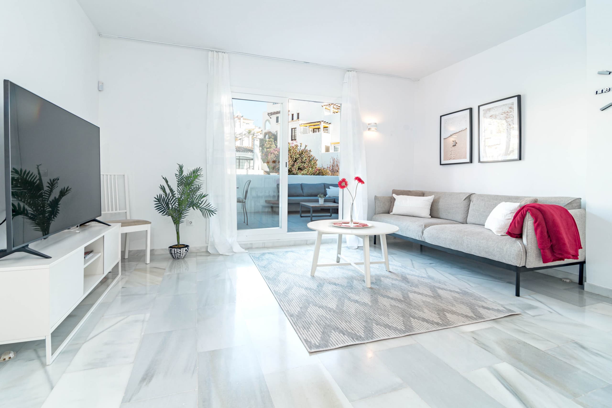 Captivating 2 Bedroom Apartment in popular Nueva Andalucia close to Centro Plaza - Image 2