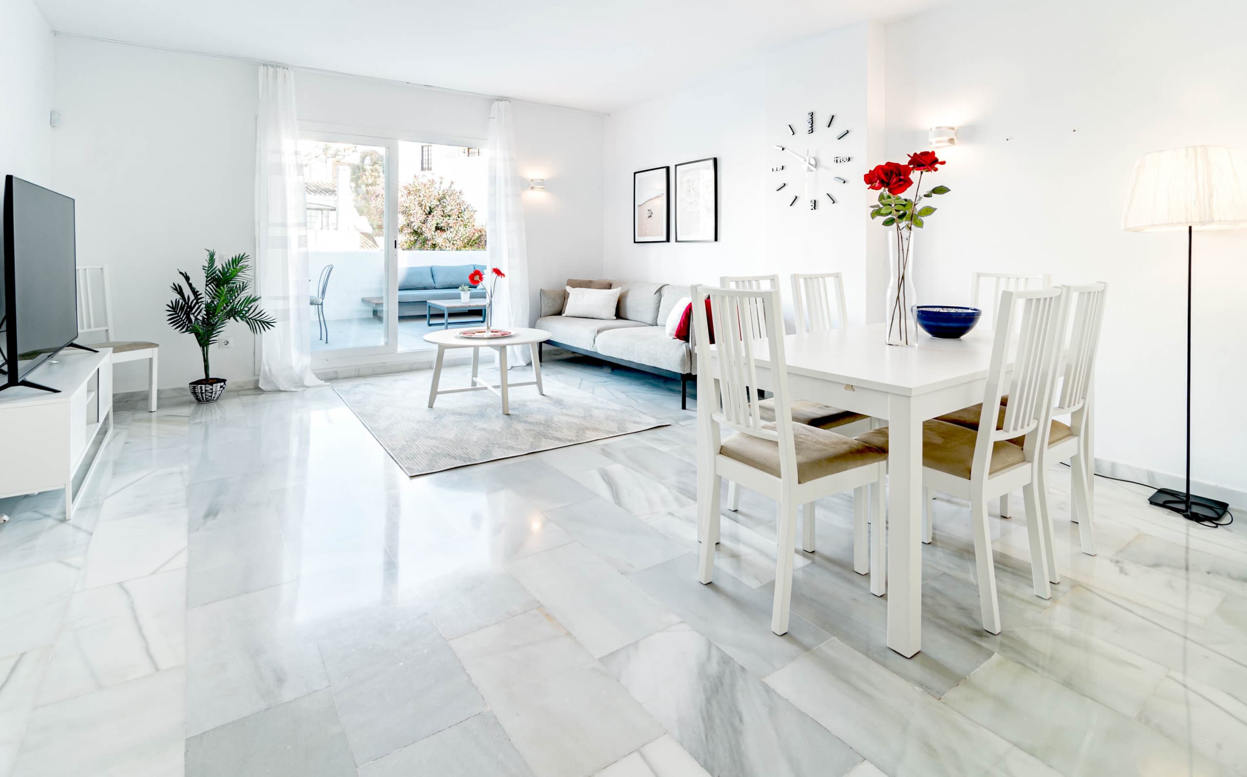 Captivating 2 Bedroom Apartment in popular Nueva Andalucia close to Centro Plaza - Image 3