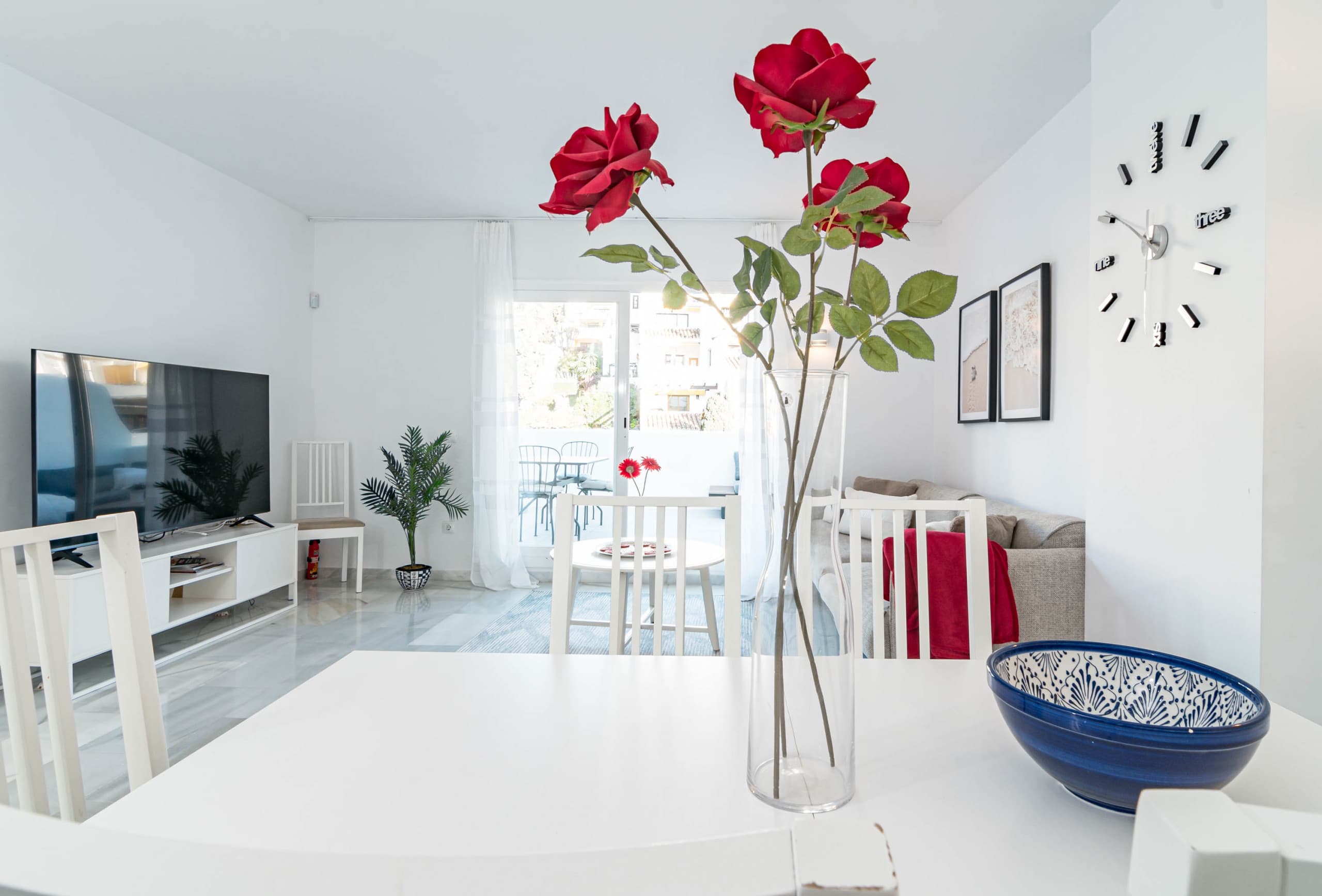 Captivating 2 Bedroom Apartment in popular Nueva Andalucia close to Centro Plaza - Image 4