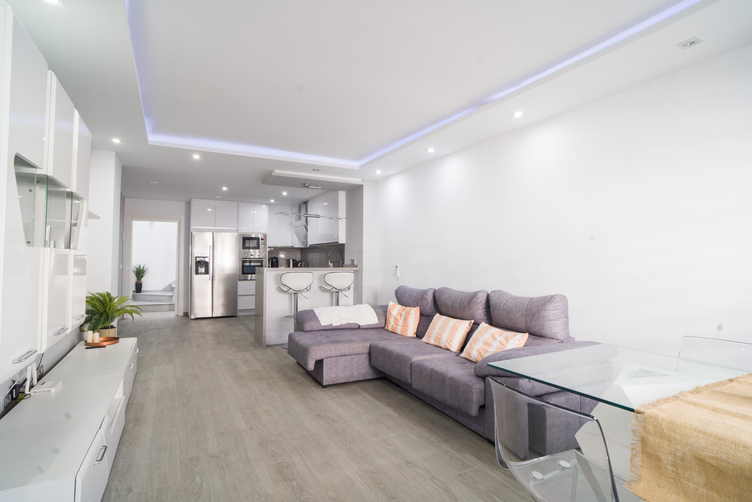 Tropical Fully Renovated Townhouse in Marbella with Walking Distance to The Beach - Image 2