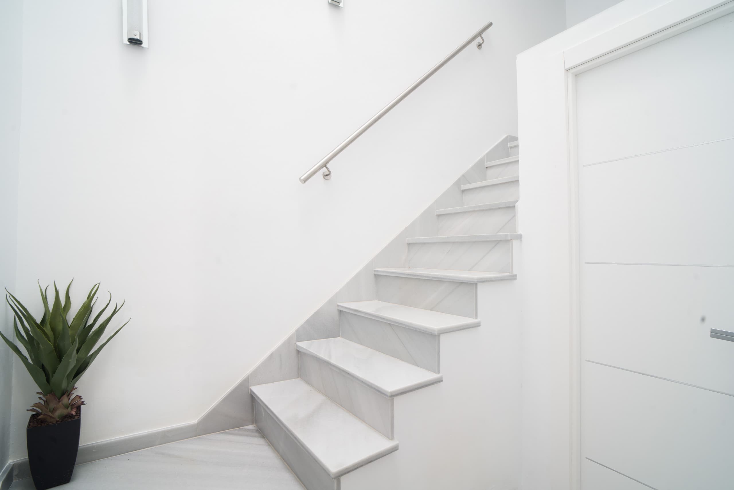 Tropical Fully Renovated Townhouse in Marbella with Walking Distance to The Beach - Image 5