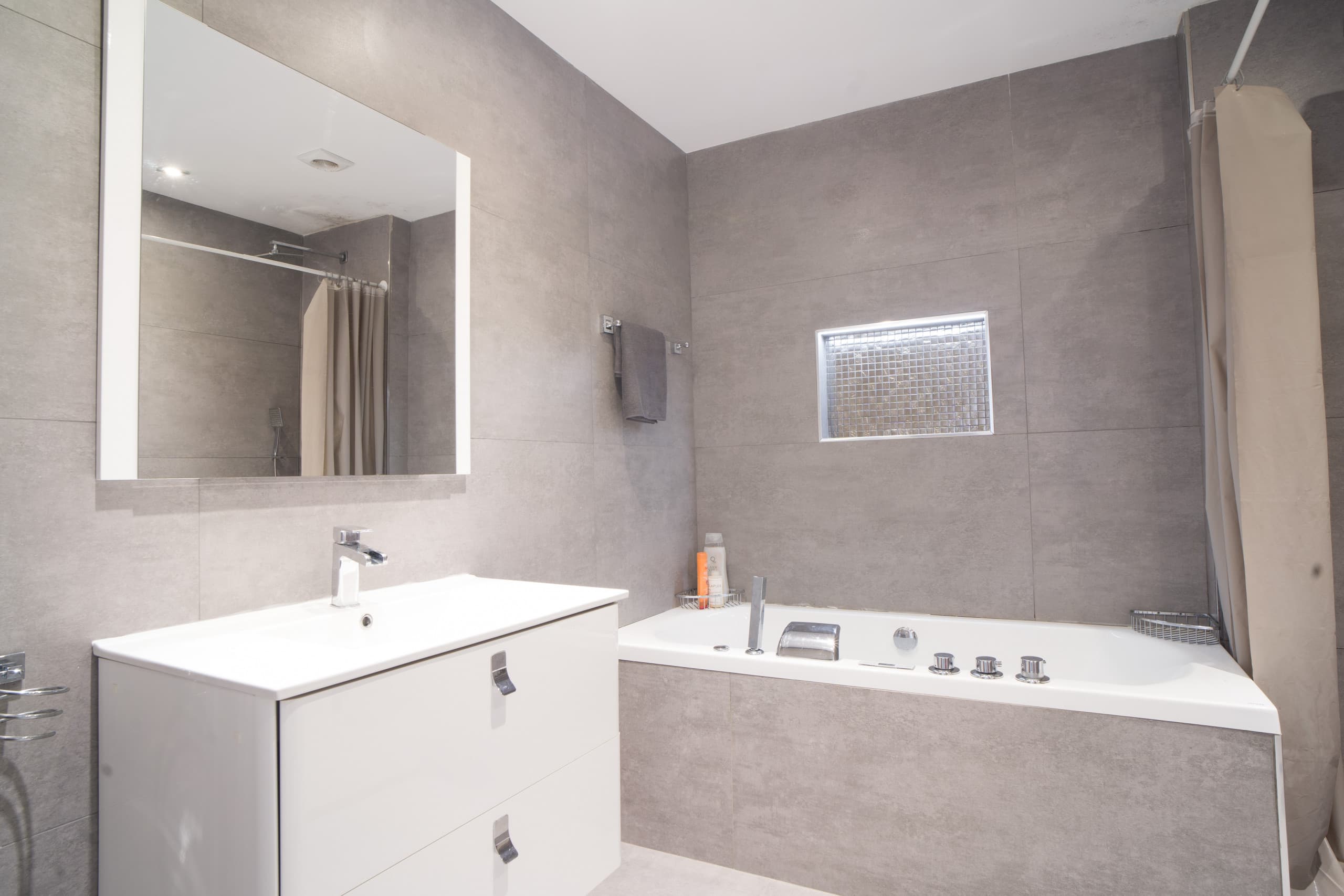 Tropical Fully Renovated Townhouse in Marbella with Walking Distance to The Beach - Image 7