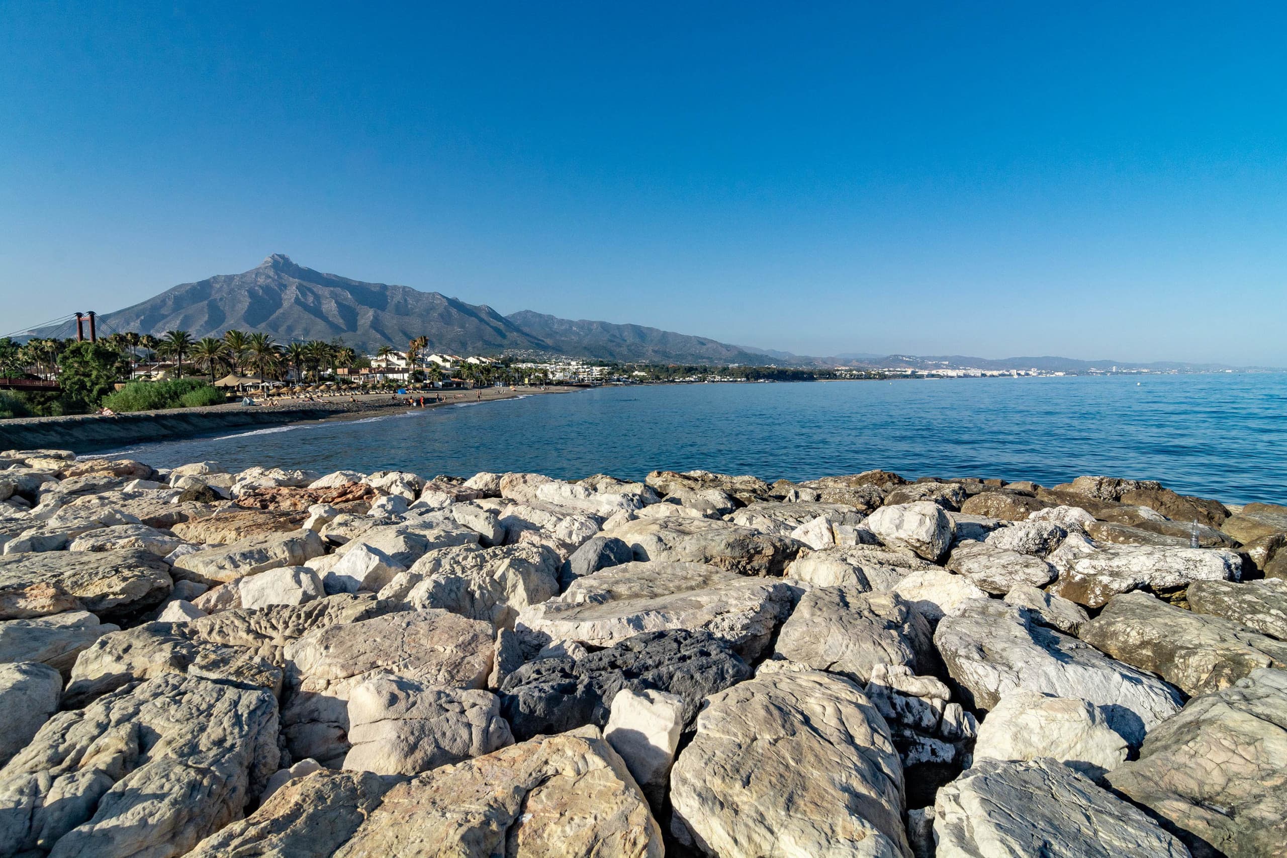 Cozy Seaside 1 bedroom apartment in Puento Romano area - Image 2