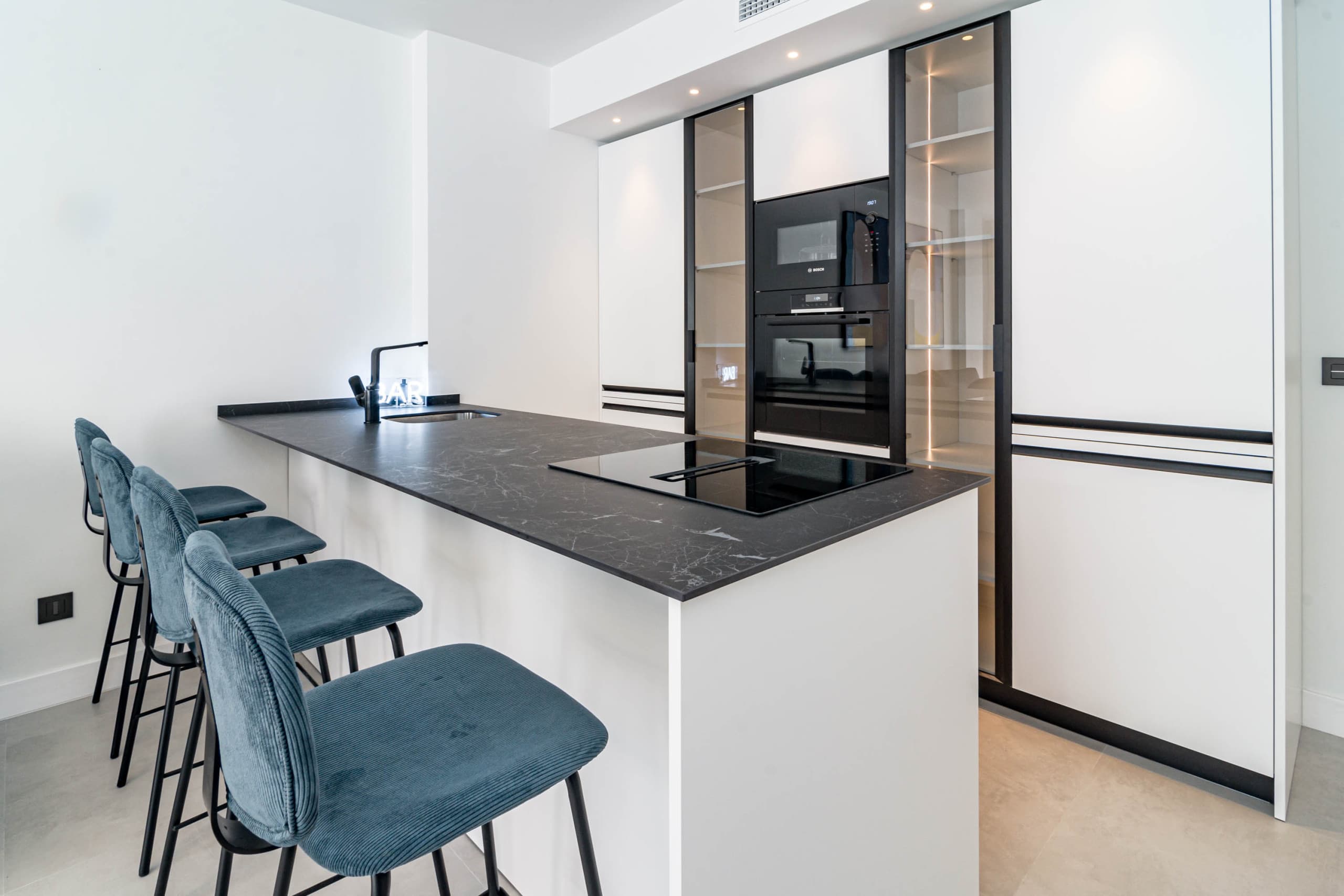 Modern fully renovated 4 bedroom apartment in the heart of Nueva Andalucia, walking distance to Centro Plaza - Image 7