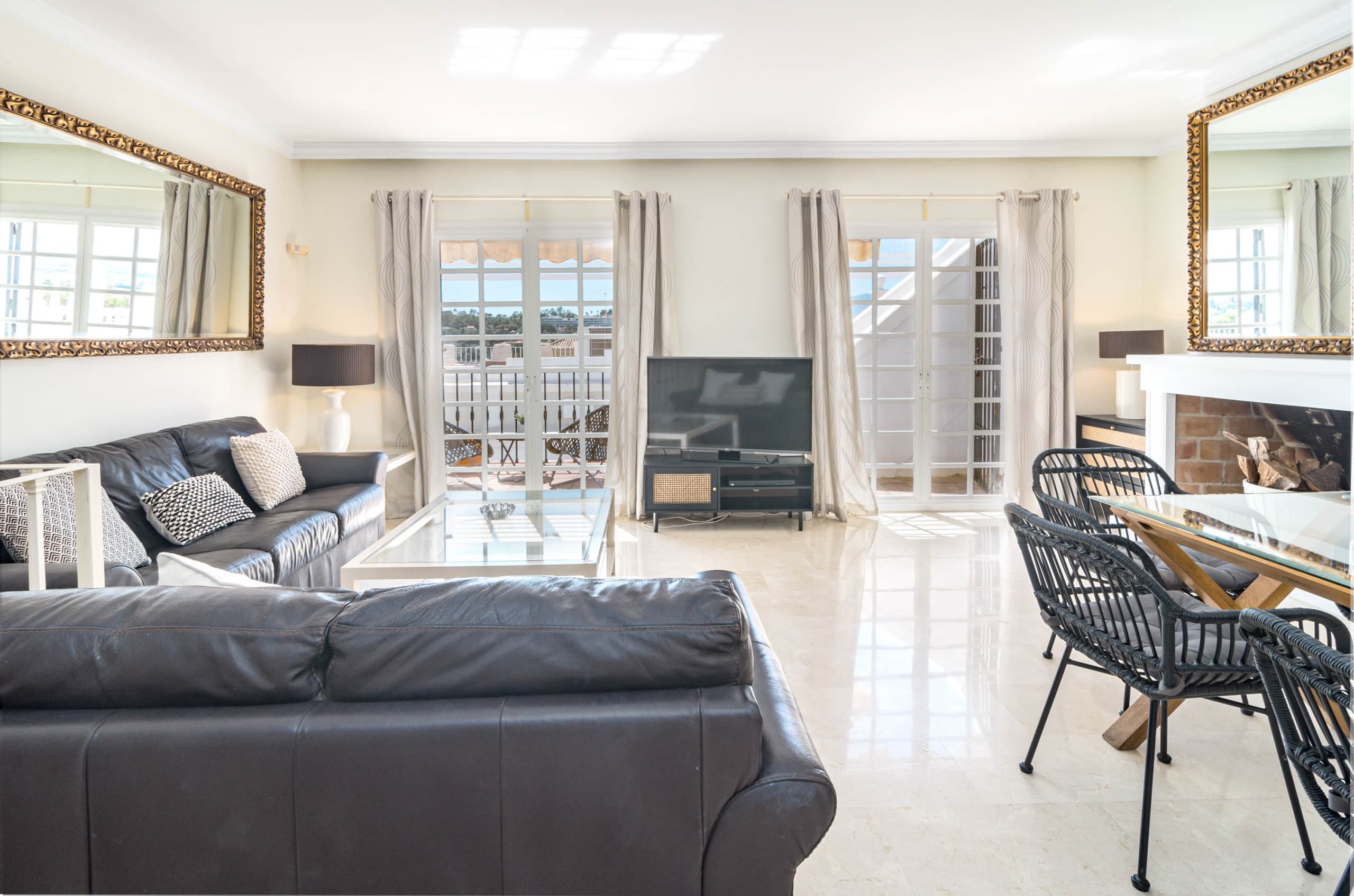 Townhouse with a rooftop terrace near Puerto Banus - Image 7