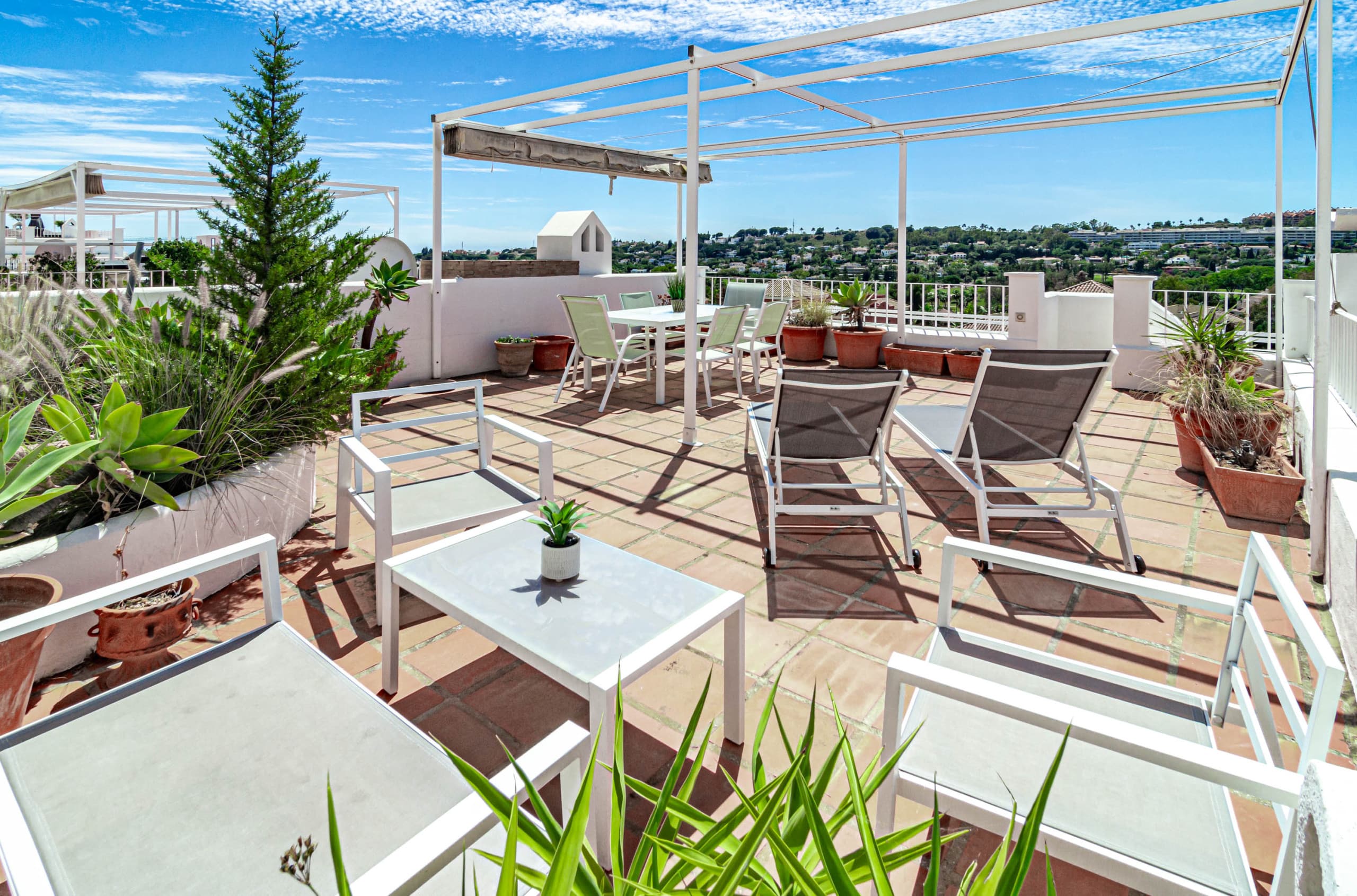 Townhouse with a rooftop terrace near Puerto Banus - Image 2