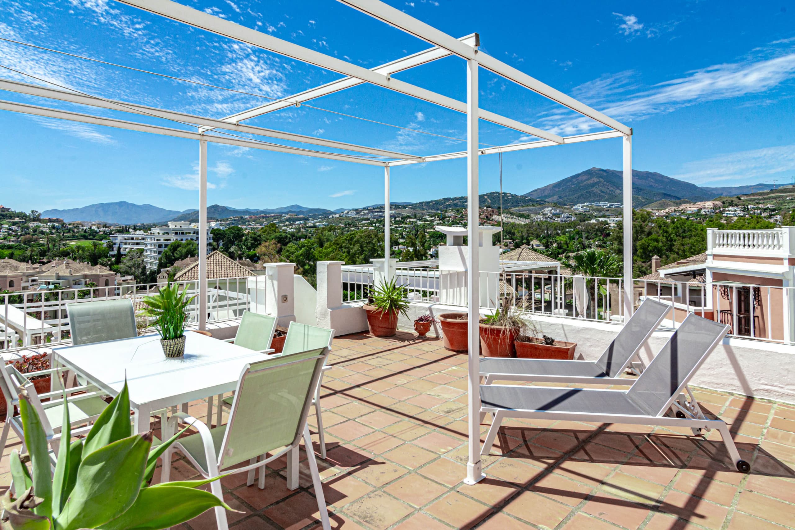 Townhouse with a rooftop terrace near Puerto Banus - Image 3