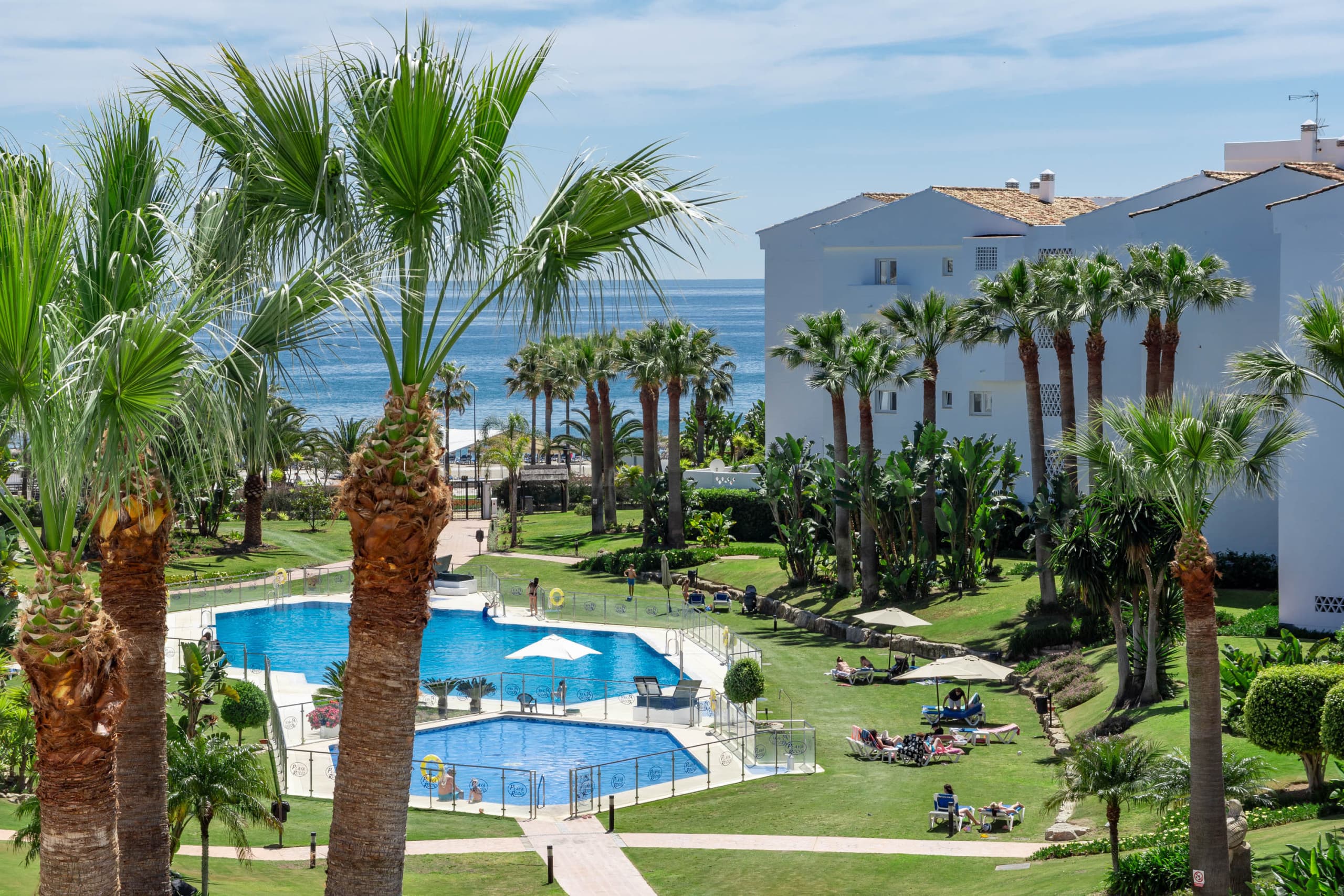 Beach front apartment in Puerto Banus - Image 2