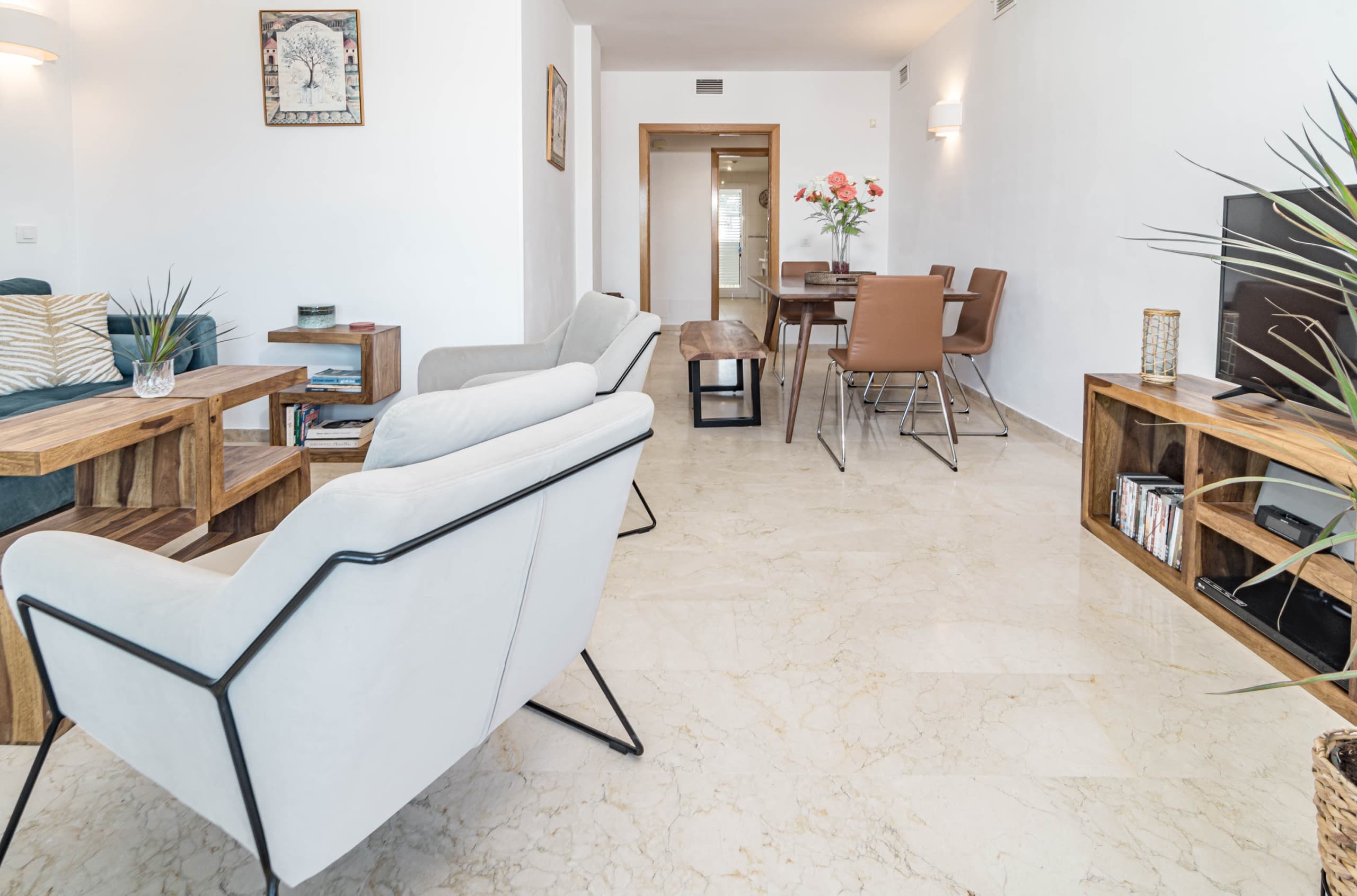 Stylish beach apartment in San Pedro - Image 5
