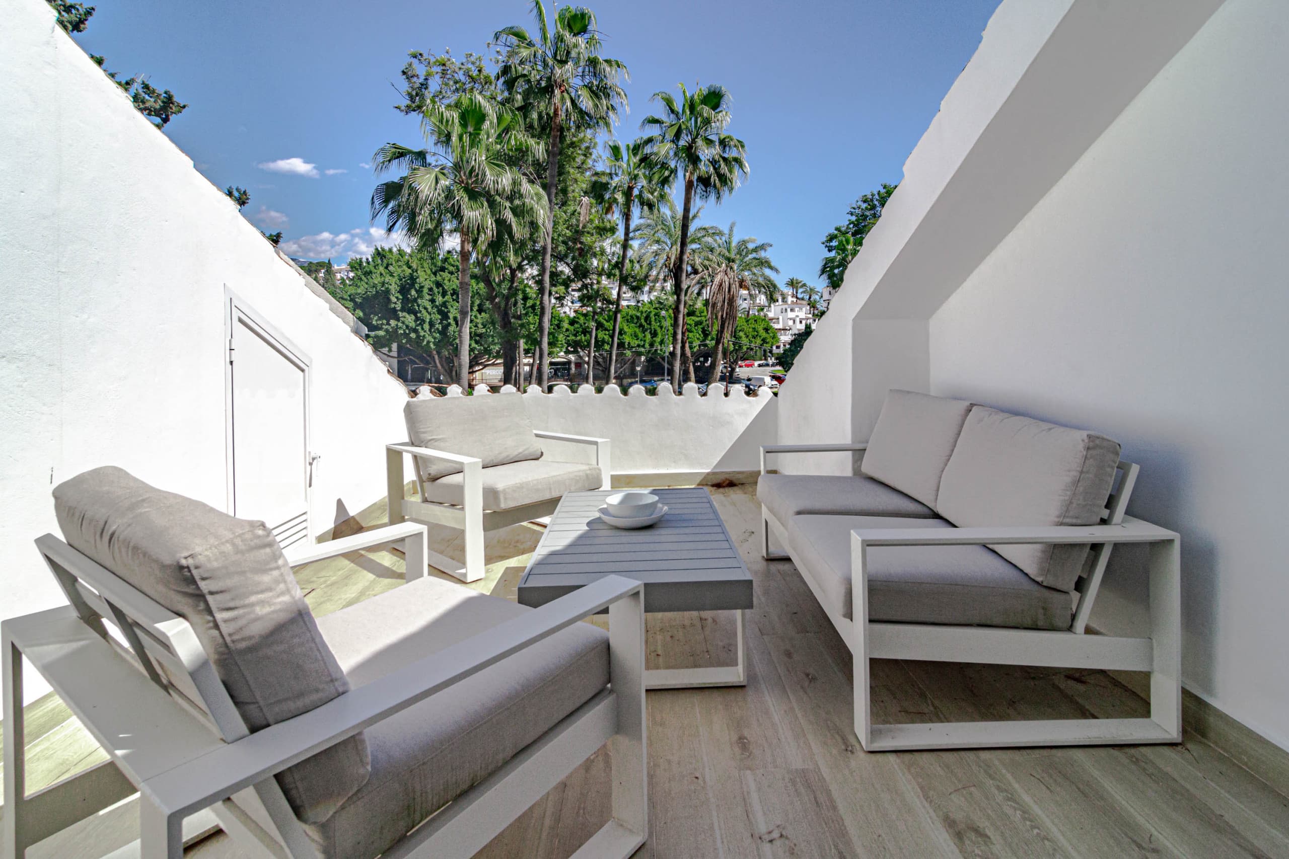 Modern apartment in prime location - Image 2