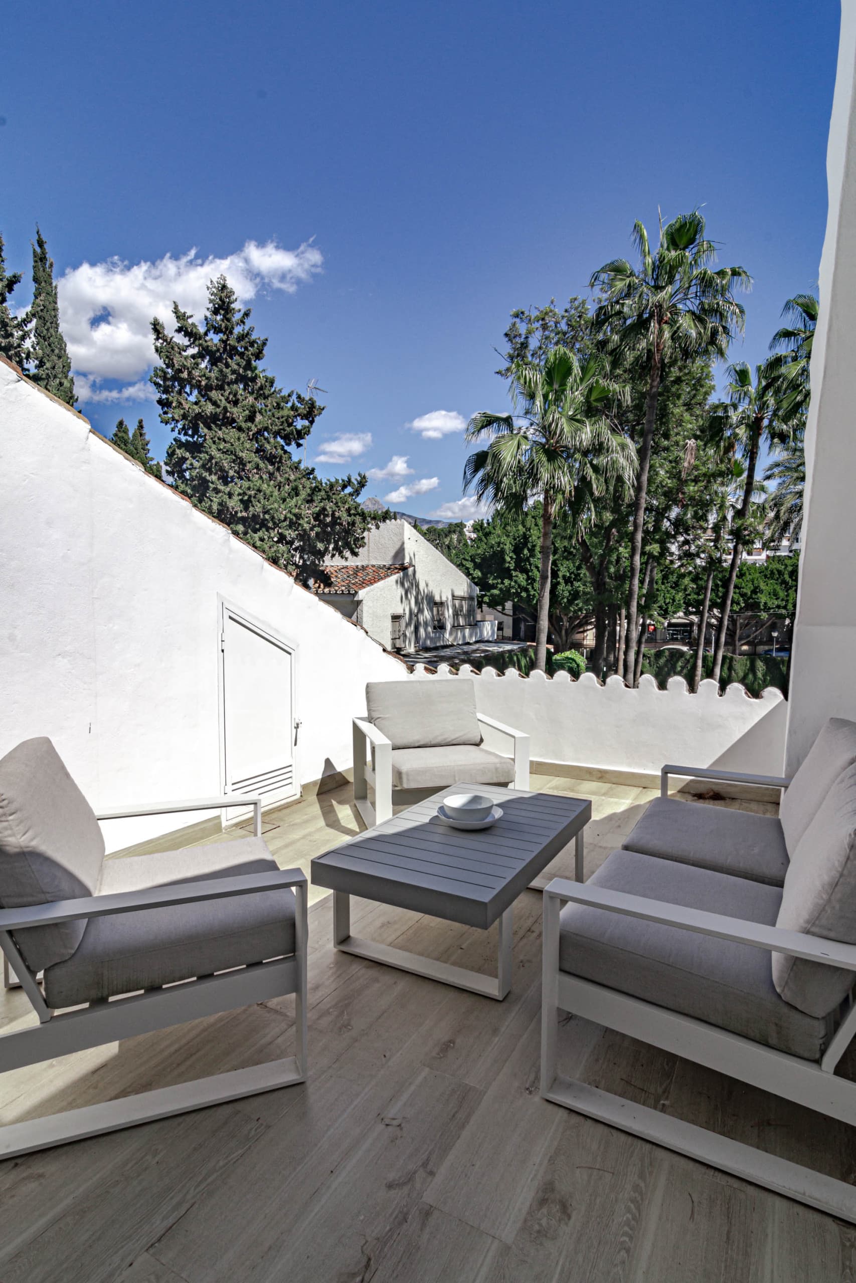 Modern apartment in prime location - Image 6