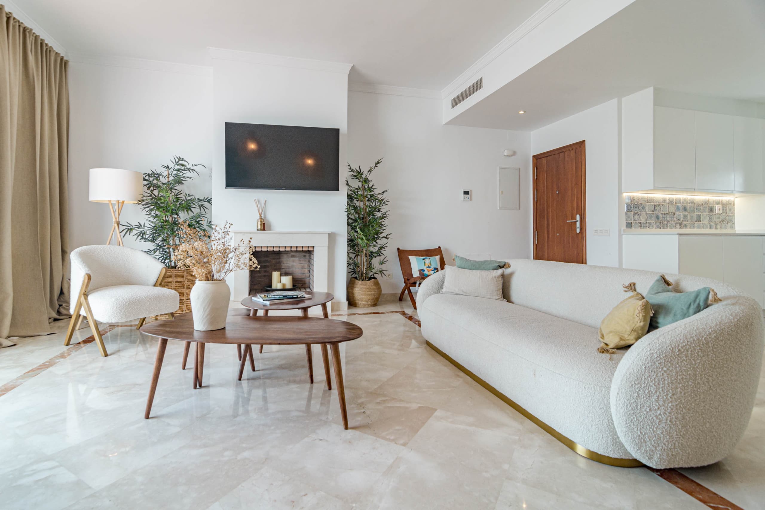 Luxury apartment with sea views - Image 2