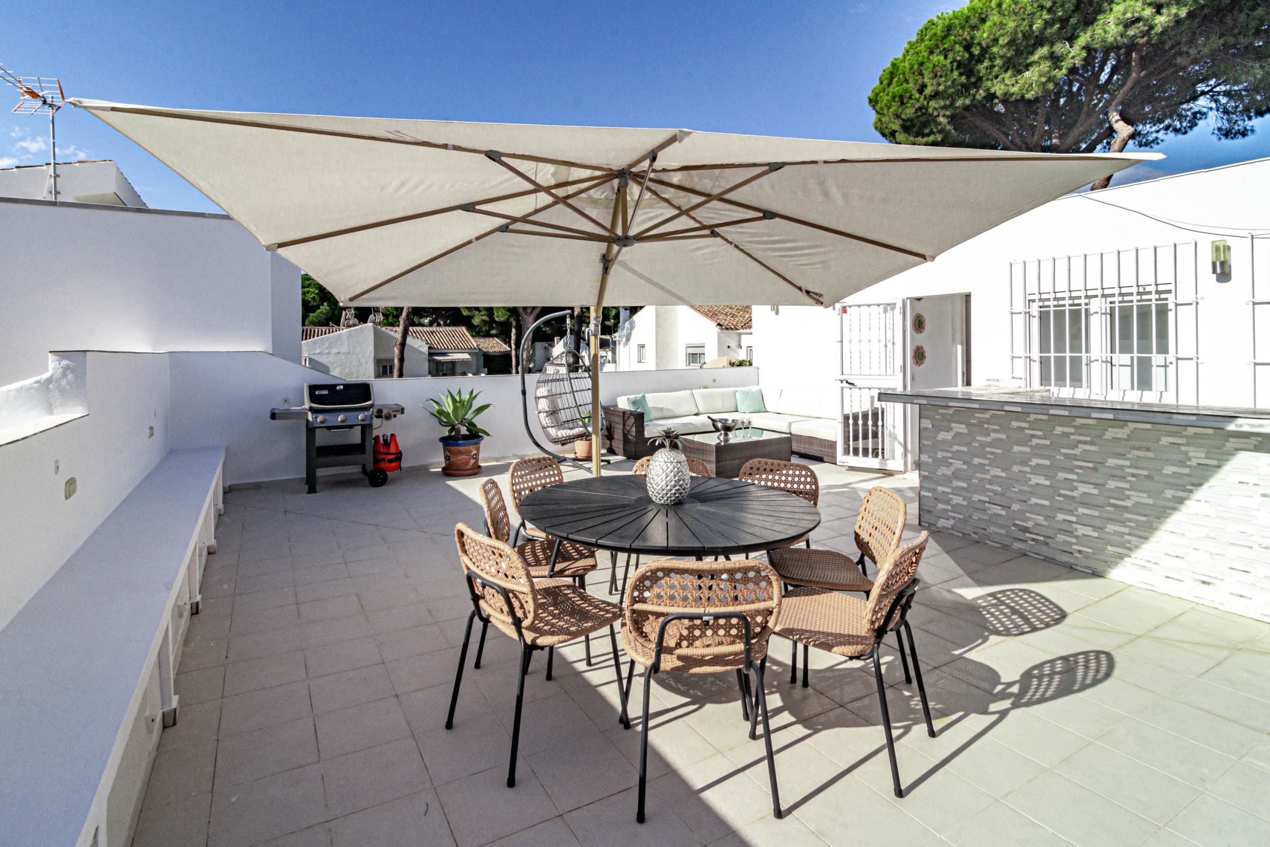 Stylish Beach Townhouse with Rooftop - Image 2