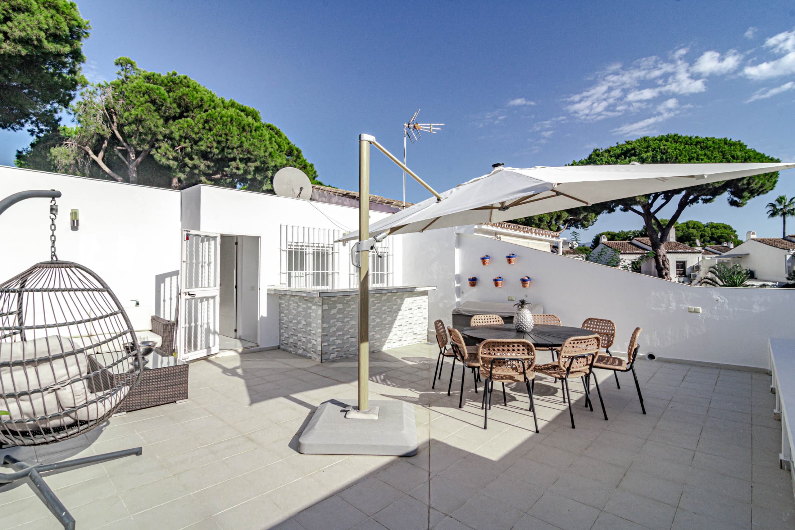 Stylish Beach Townhouse with Rooftop - Image 4
