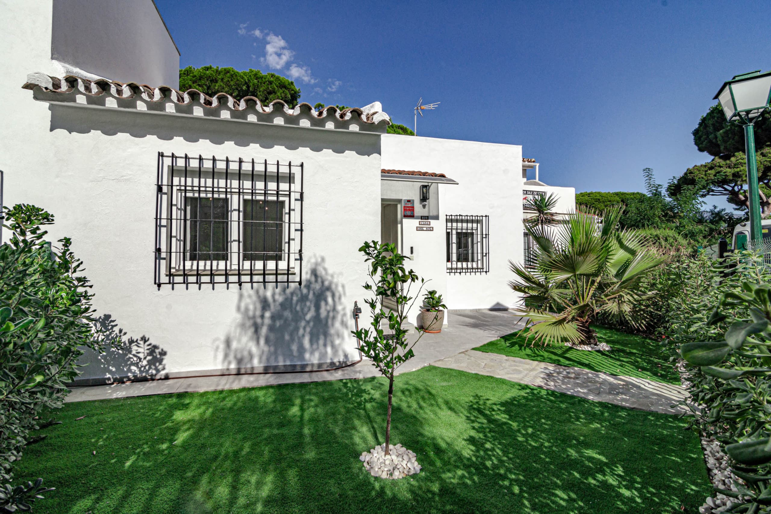 Stylish Beach Townhouse with Rooftop - Image 5