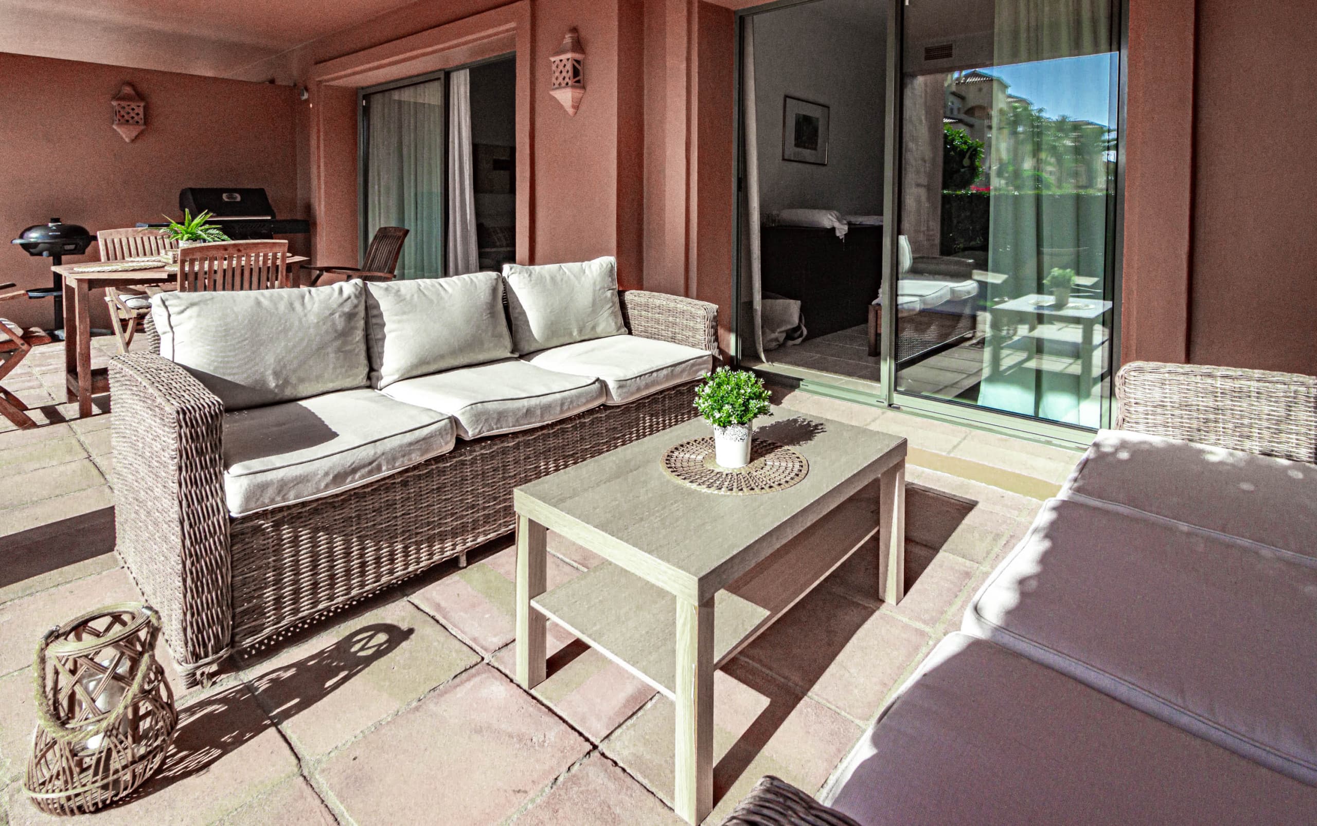 Bright apartment with garden and views - Image 4