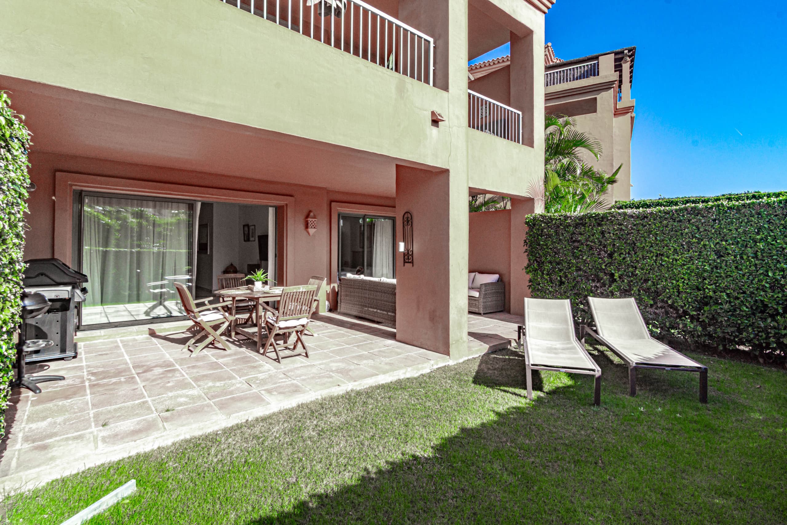 Bright apartment with garden and views - Image 3