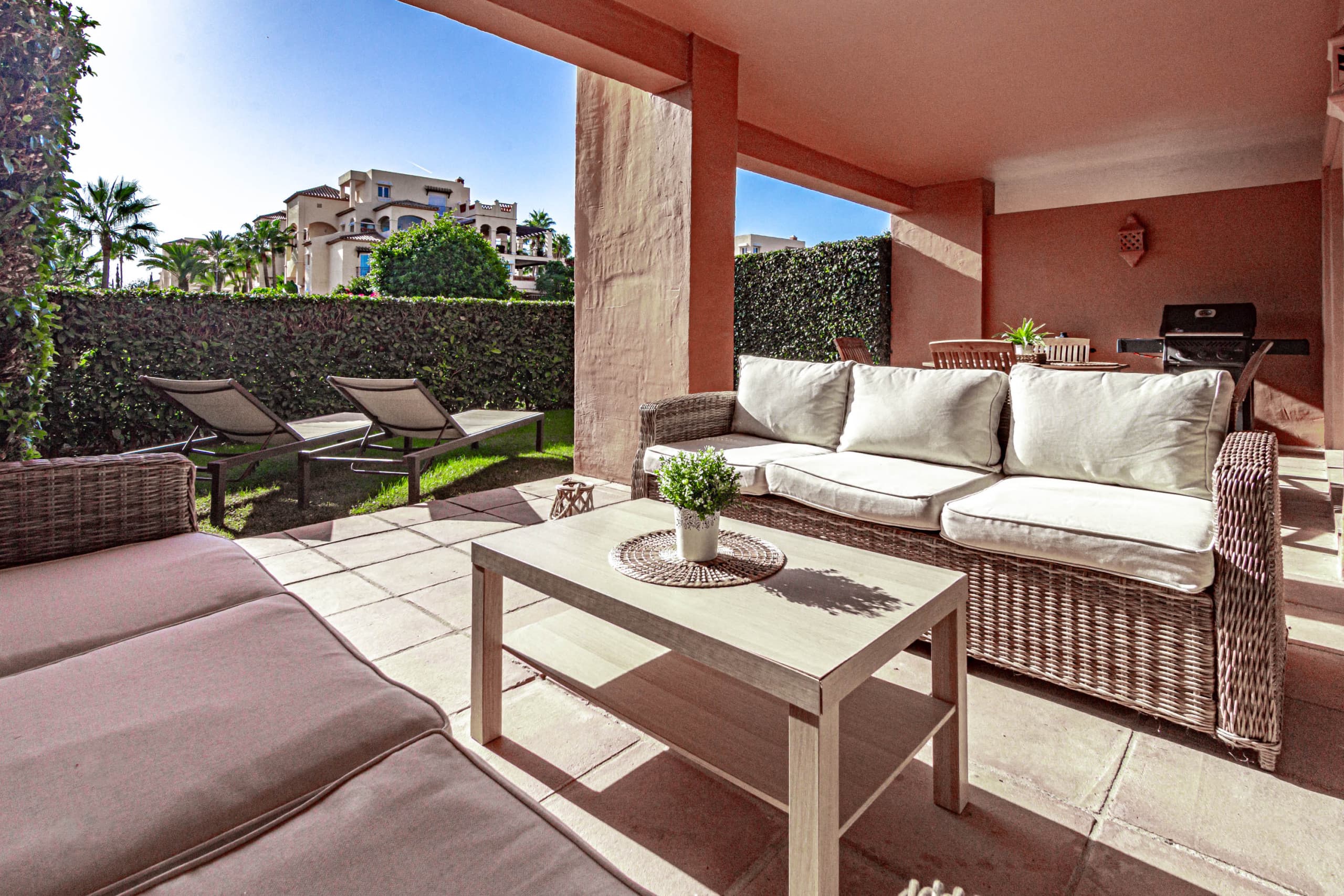 Bright apartment with garden and views - Image 2