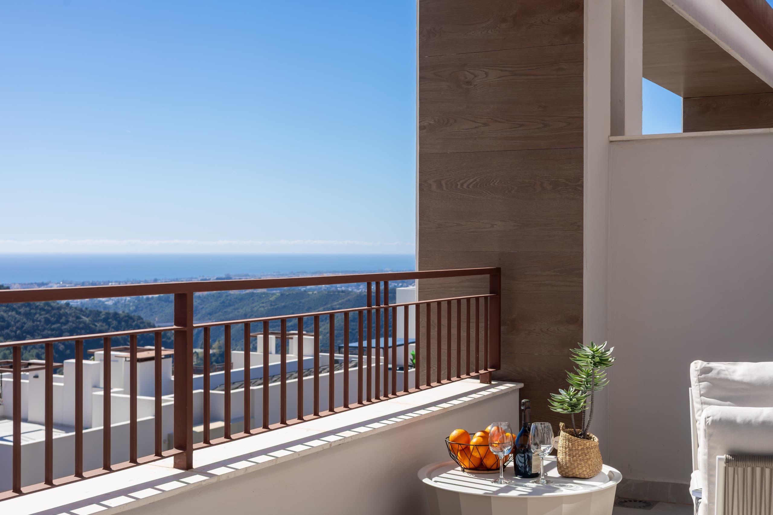Luxury townhouse with mountain views - Image 2