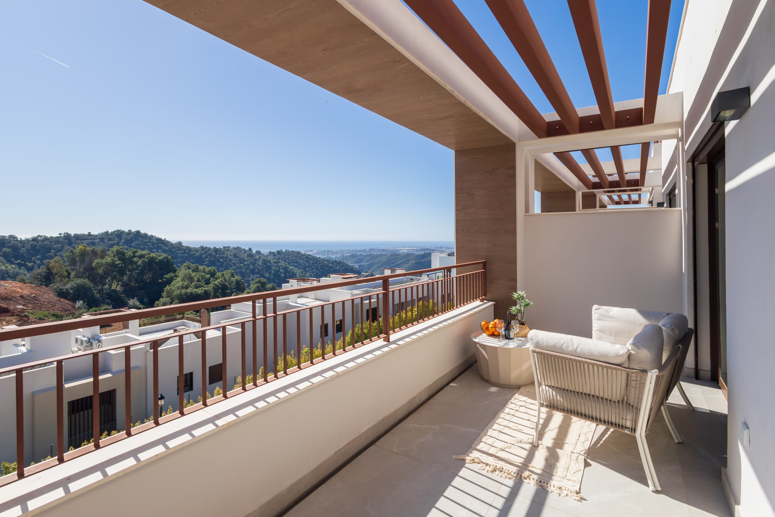 Luxury townhouse with mountain views - Image 3