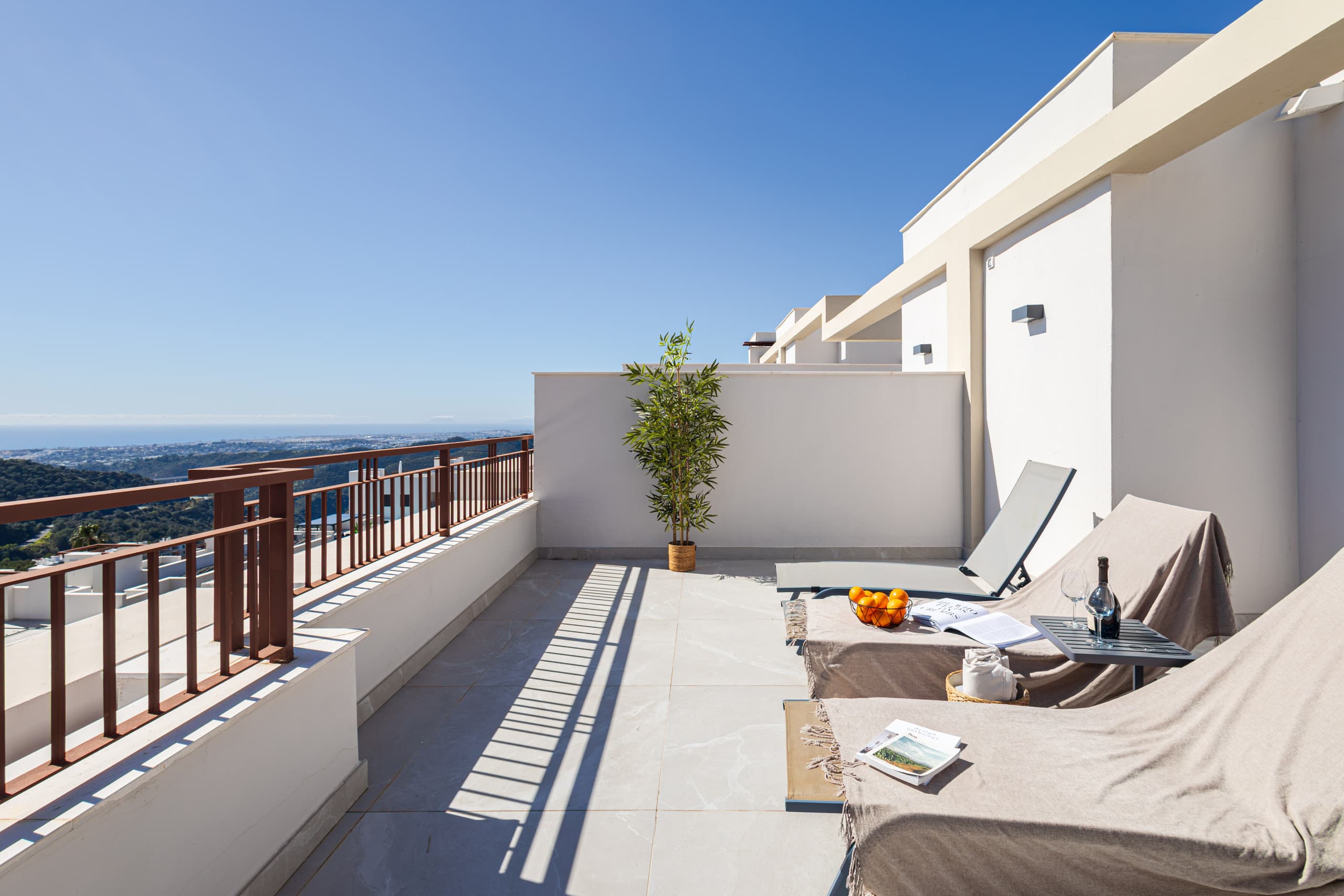 Luxury townhouse with mountain views - Image 5