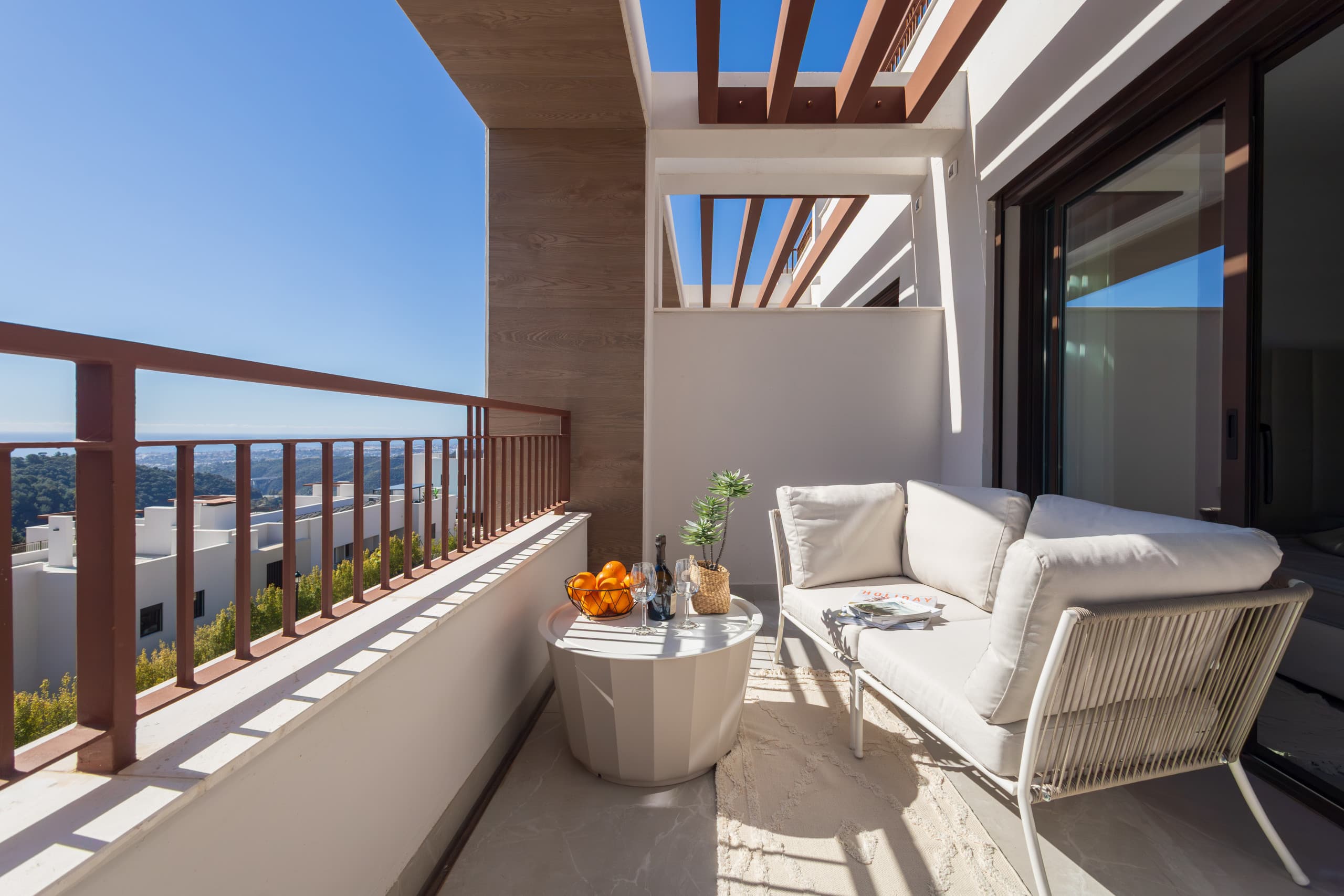 Luxury townhouse with mountain views - Image 4