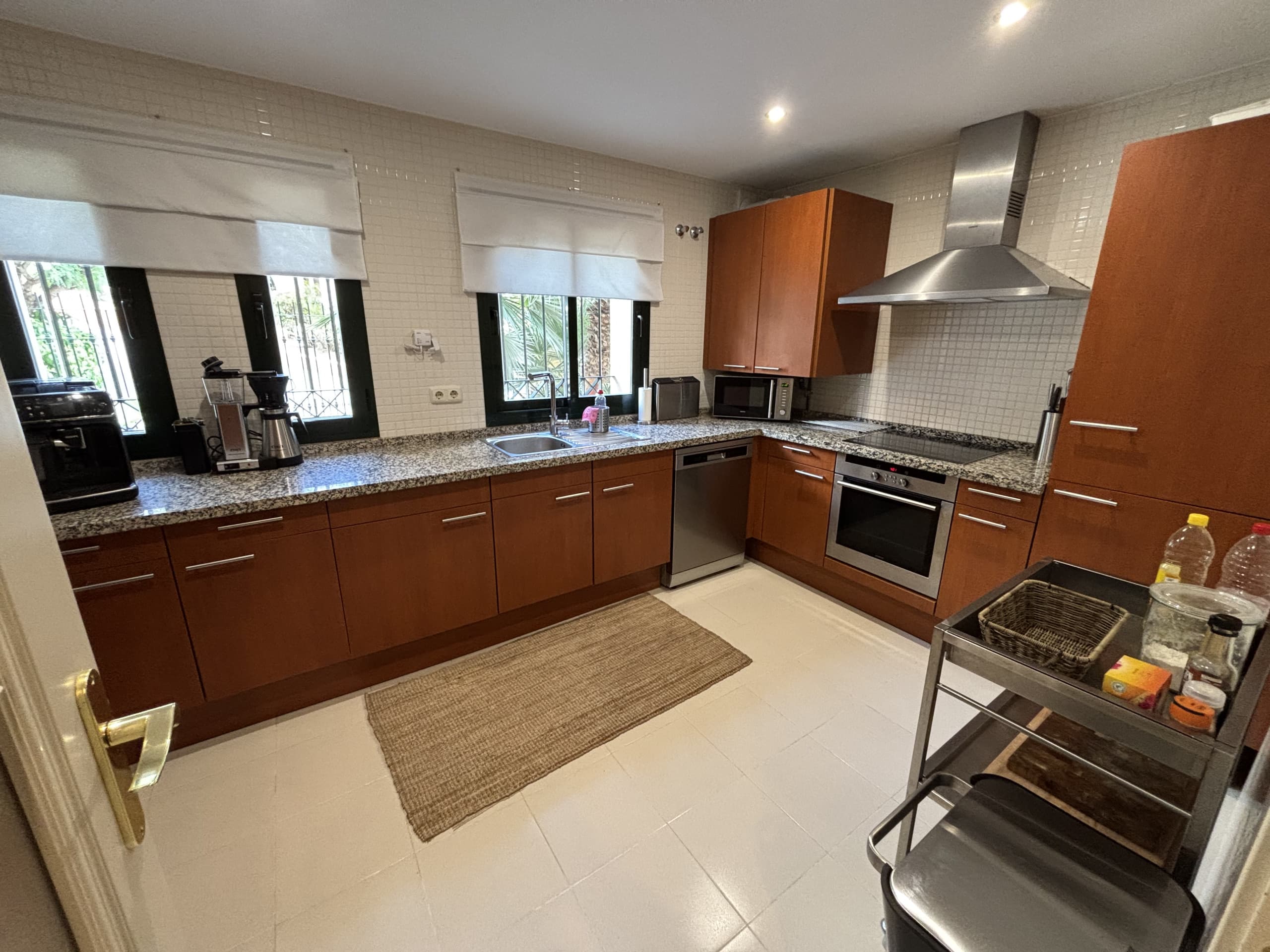 Elegant Marbella Apartment with Terrace & Pool Views - Image 7