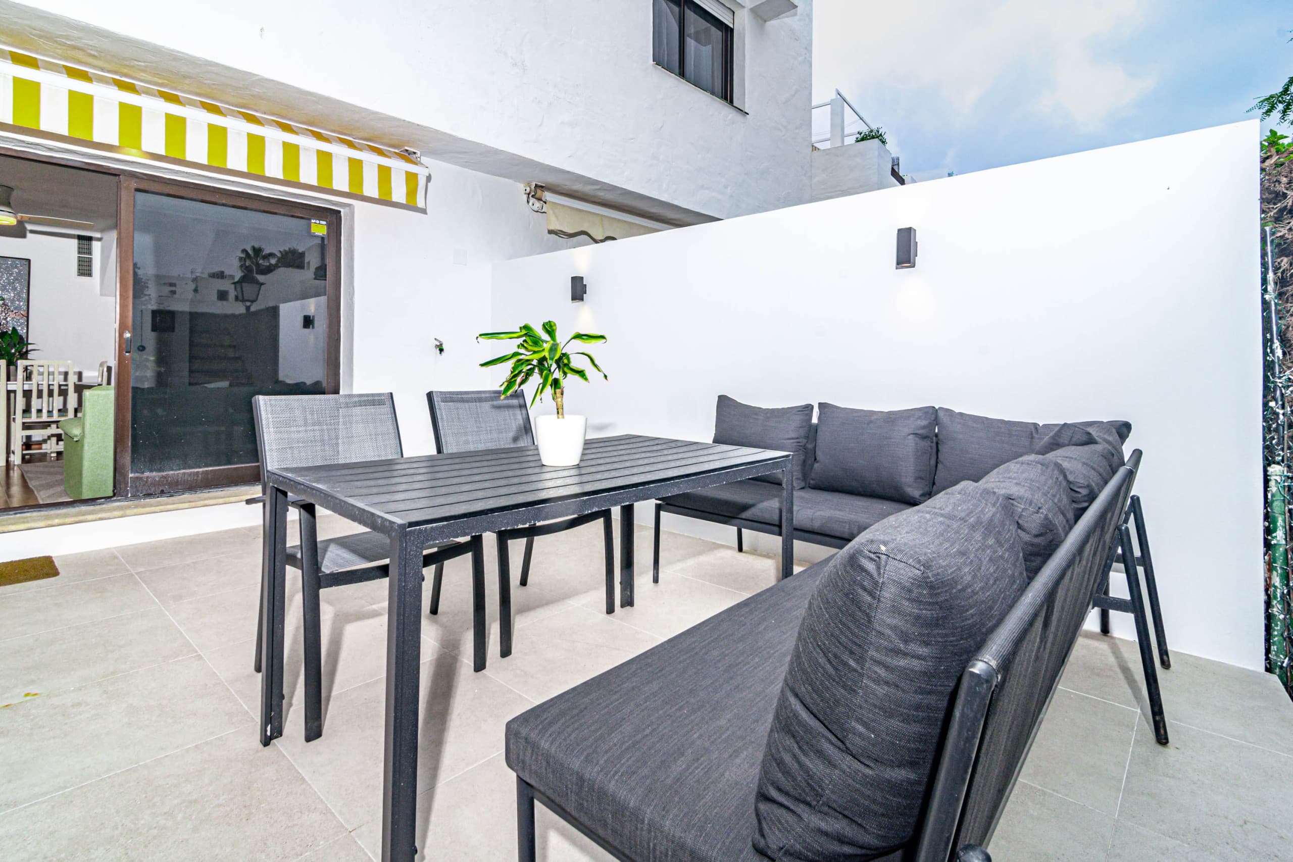 Beach townhouse with rooftop terrace - Image 3