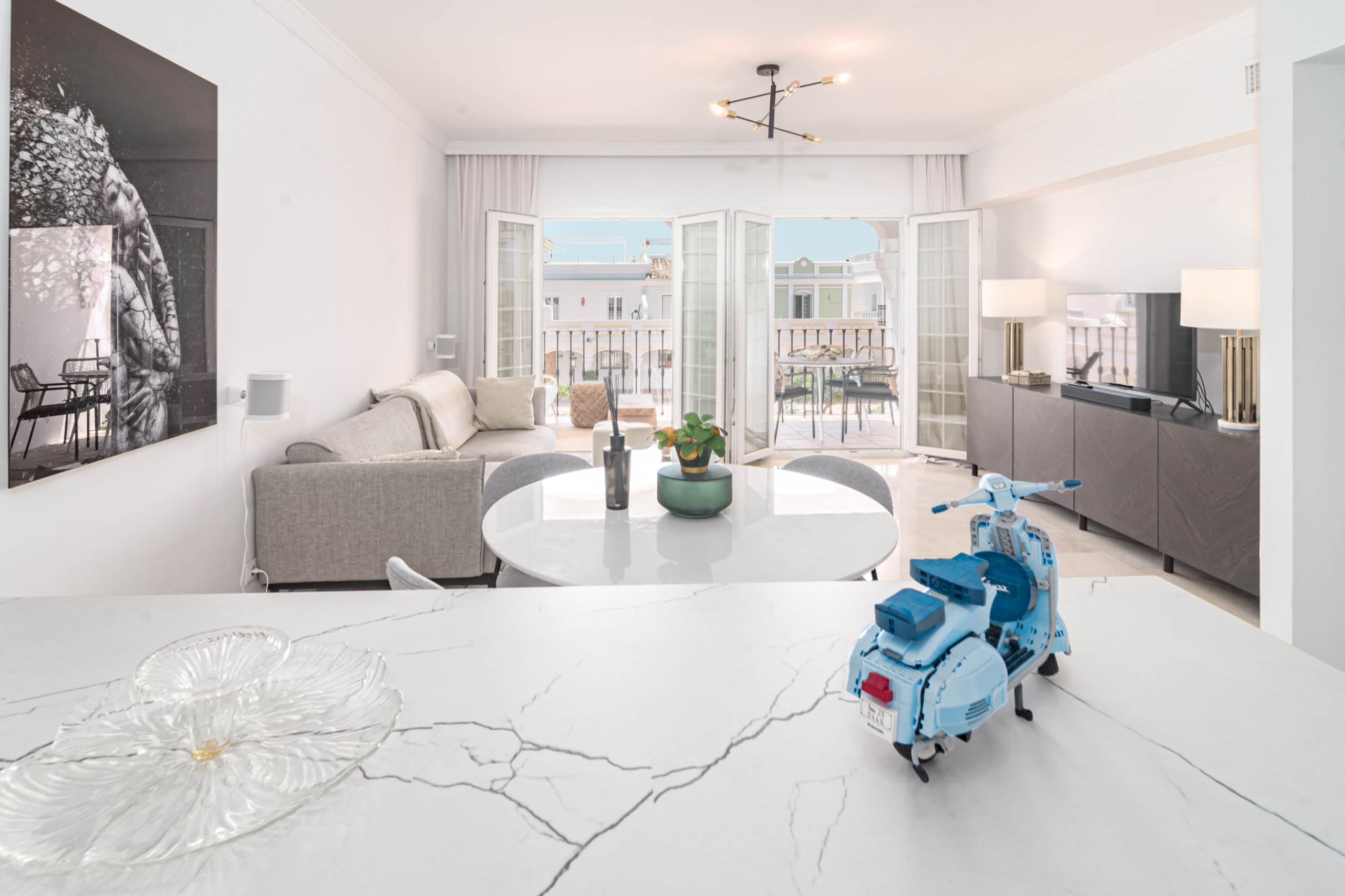 Modern and Stylish Apartment - Image 2