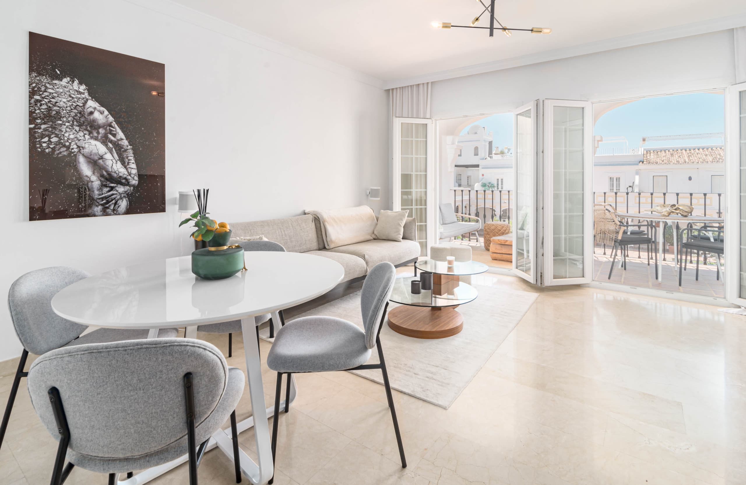 Modern and Stylish Apartment - Image 6