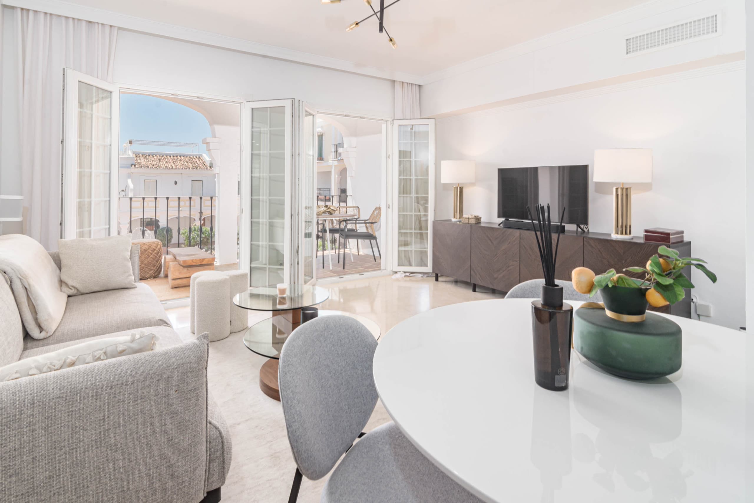 Modern and Stylish Apartment - Image 5